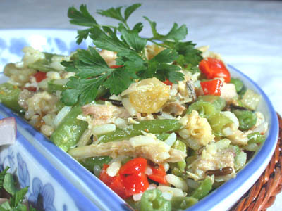 Куриный салат с рисом и кари.