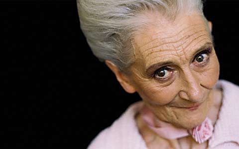 Ежедневный макияж не дает пожилым женщинам падать